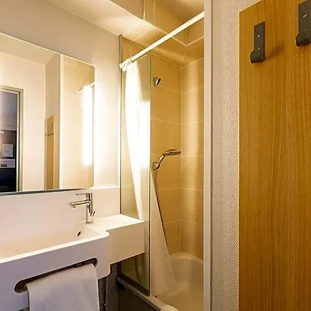 Hotel Laval 2*