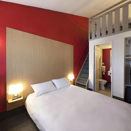 Hotel Laval 2*