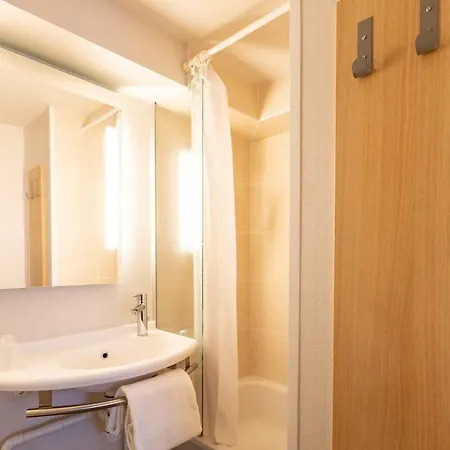 Laval Hotel 2*